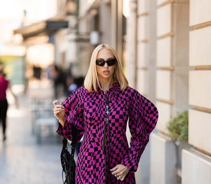 Кристин Куинн гуляет в шортах и плаще по улицам Парижа