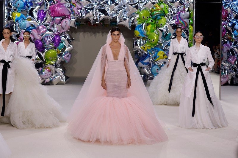 Итальянец Джамбаттиста Валли преподнес подарок всем женщинам на показе мод в Париже
