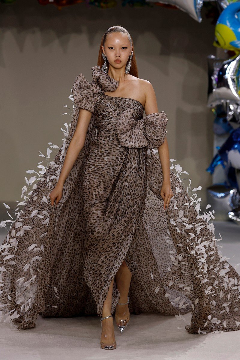 Итальянец Джамбаттиста Валли преподнес подарок всем женщинам на показе мод в Париже
