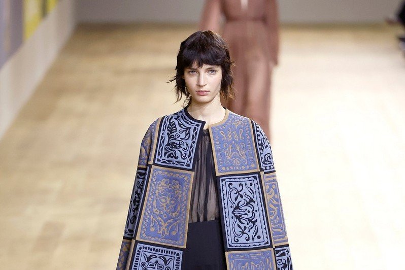 Назад в средневековье: французский бренд Christian Dior дает урок безупречного стиля