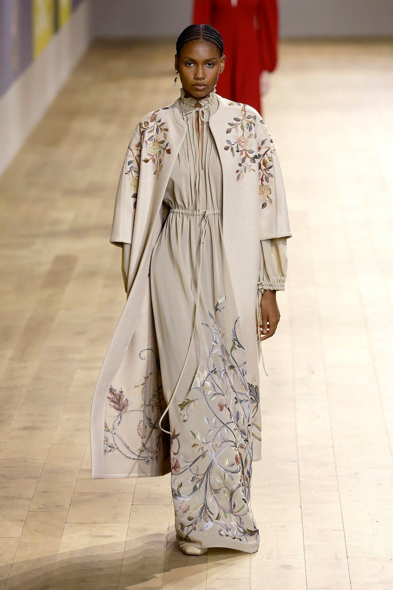 Назад в средневековье: французский бренд Christian Dior дает урок безупречного стиля