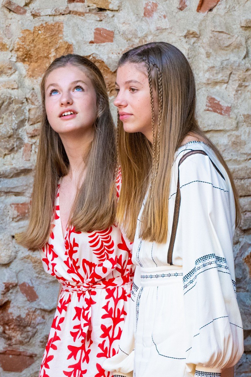 Скромность на фоне эпатажа: испанские принцессы Леонор и София в театре-музее Дали