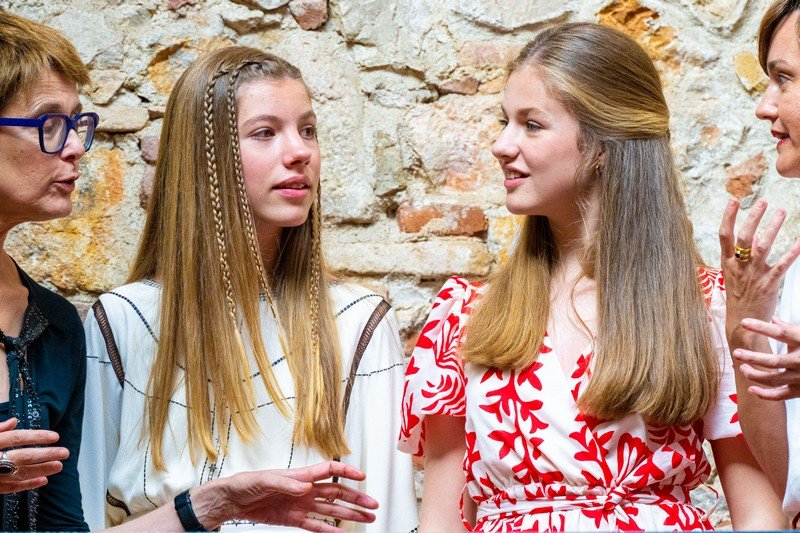 Скромность на фоне эпатажа: испанские принцессы Леонор и София в театре-музее Дали
