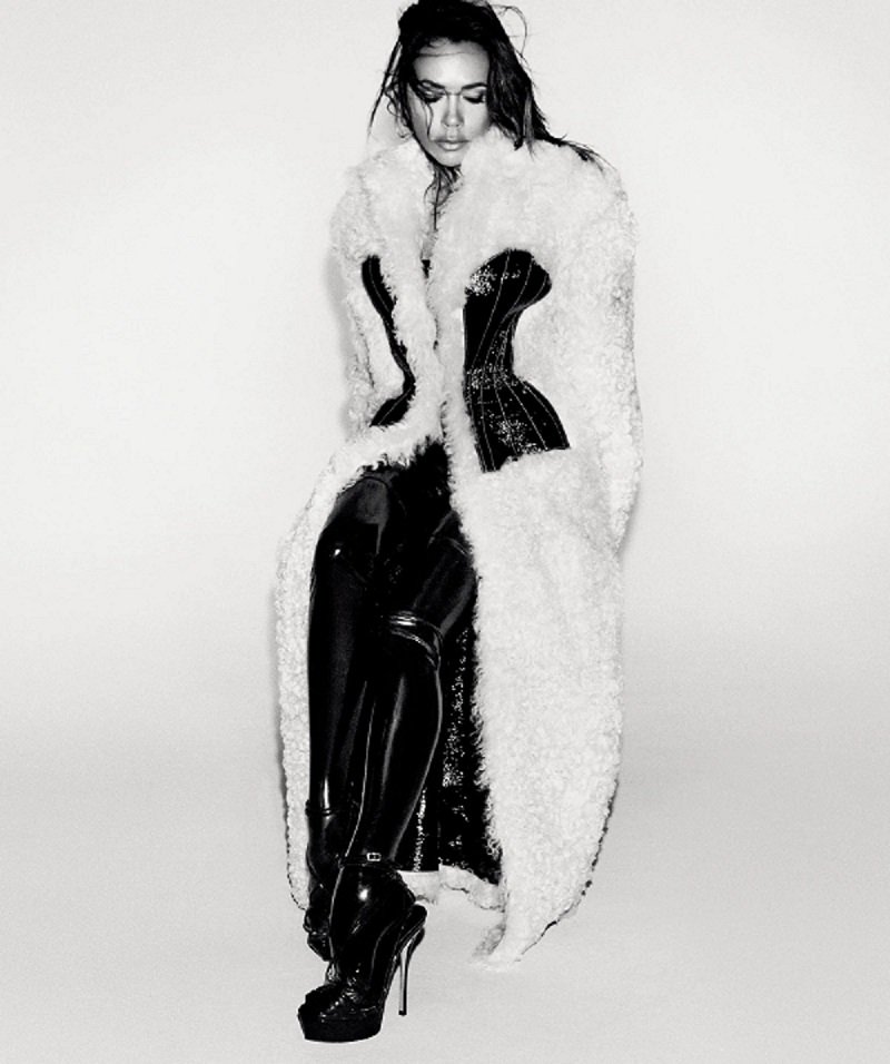 Популярная модель Виктория Бэкхем засветилась в журнале Vogue