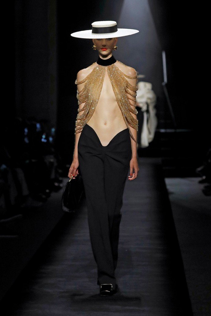Модный дом Скиапарелли воспевает красоту женского тела на показе в Париже