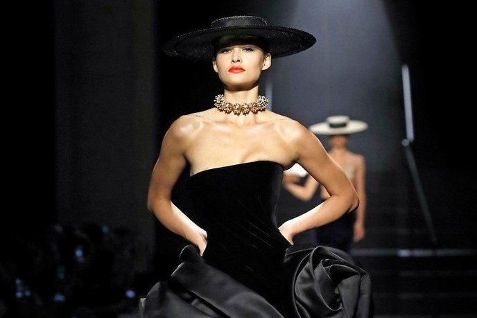 Модный дом Скиапарелли воспевает красоту женского тела на показе в Париже