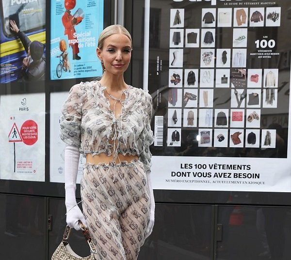 Известная модель Леони Ханне прошлась по улицам Парижа в интересном наряде