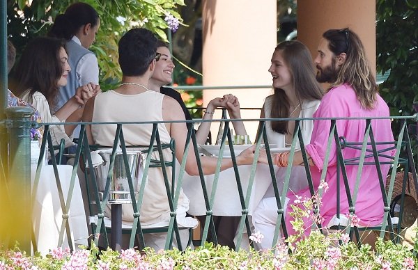 Папарации застукали актера Джареда Лето, наслаждавшегося обедом со своими друзьями