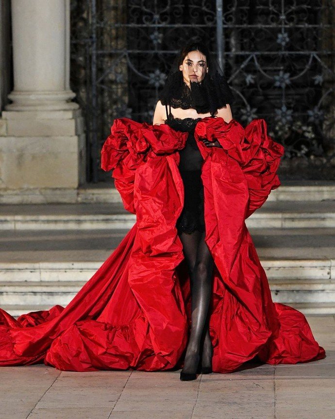 Дочь Моники Беллуччи – Дева и дочь Хайди Клум –  Лени выступили в откровенных нарядах на юбилейном показе Dolce & Gabbana