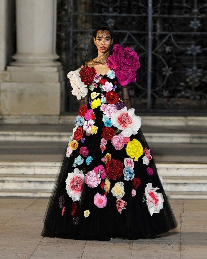 Дочь Моники Беллуччи – Дева и дочь Хайди Клум –  Лени выступили в откровенных нарядах на юбилейном показе Dolce & Gabbana