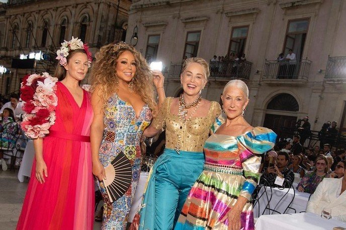 Шэрон Стоун и Хелен Миррен в ярких экстравагантных нарядах от Dolce & Gabbana затмили молодежь на подиуме