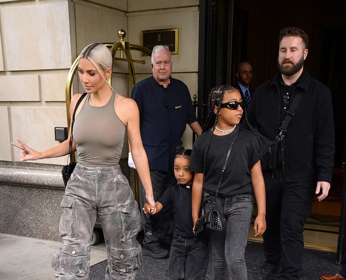 Ким Кардашьян с очаровательными дочерьми  была замечена в солнечном Нью-Йорке