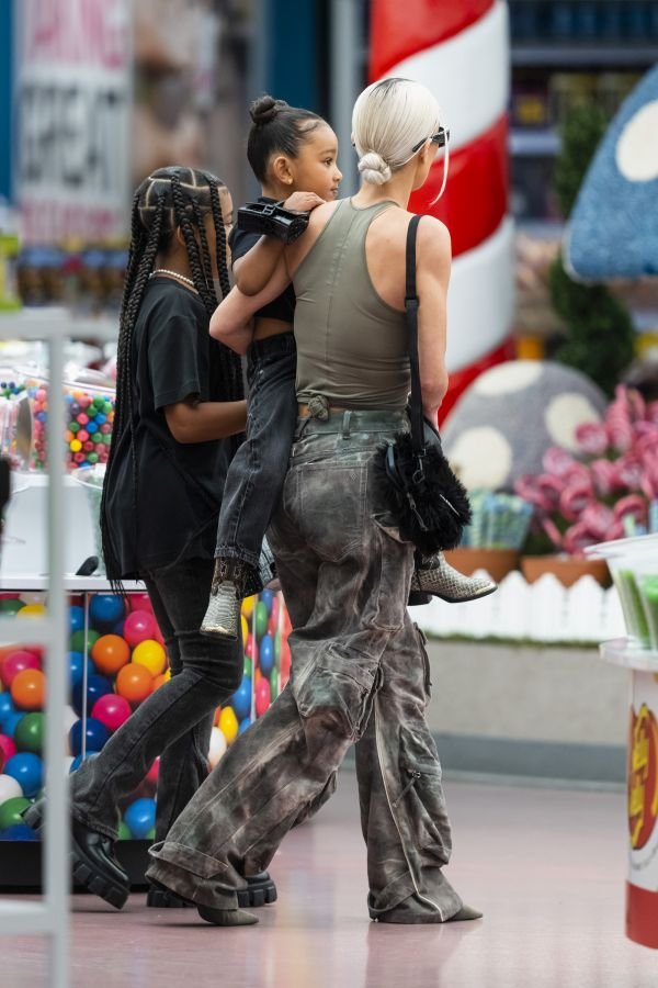 Ким Кардашьян с очаровательными дочерьми  была замечена в солнечном Нью-Йорке