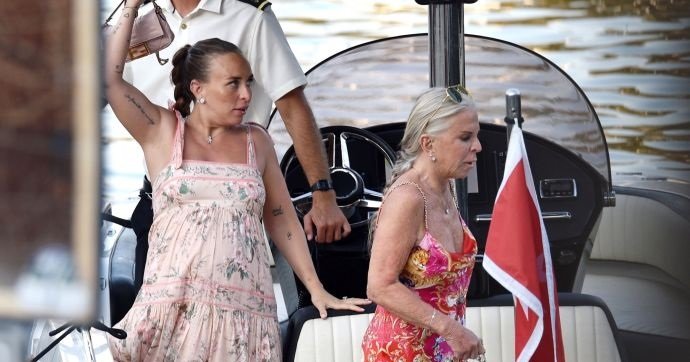 Дочь известного миллиардера, Хлоя Грин продемонстрировала огромный живот, катаясь на яхте