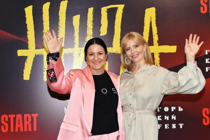 Оксана Михеева и Агата Муцениеце надели одинаковые костюмы на премьерный показ фильма «Жиза»