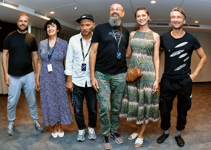 Оксана Михеева и Агата Муцениеце надели одинаковые костюмы на премьерный показ фильма «Жиза»