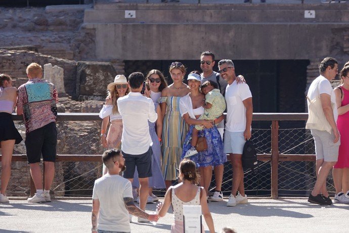 Звезда «Города грехов» Джессика Альба загорала с семьей на яхте под итальянским солнцем