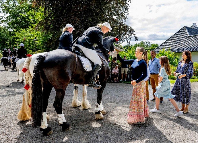 Датские наследные принц Фредерик и принцесса Мэри с детьми весело провели время на конном параде в Грастене