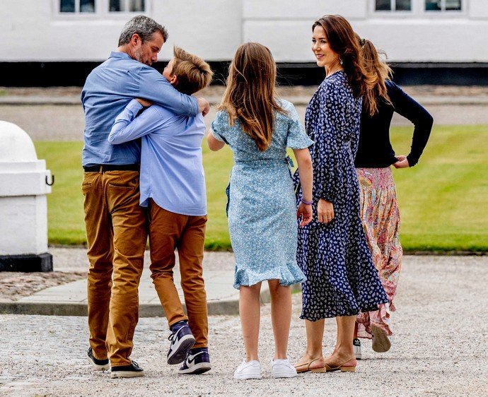 Датские наследные принц Фредерик и принцесса Мэри с детьми весело провели время на конном параде в Грастене