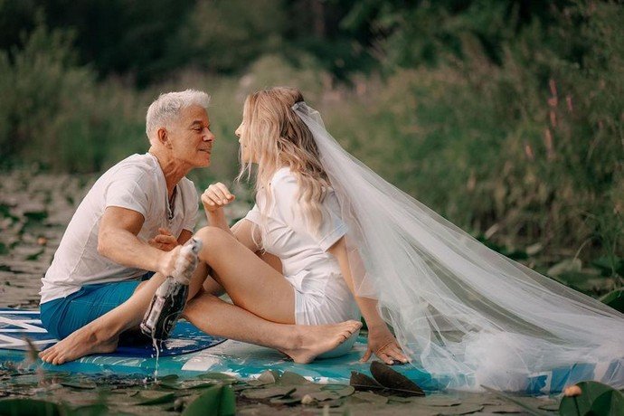 Олег и Марина Газмановы лепили горшок на своей гранатовой свадьбе