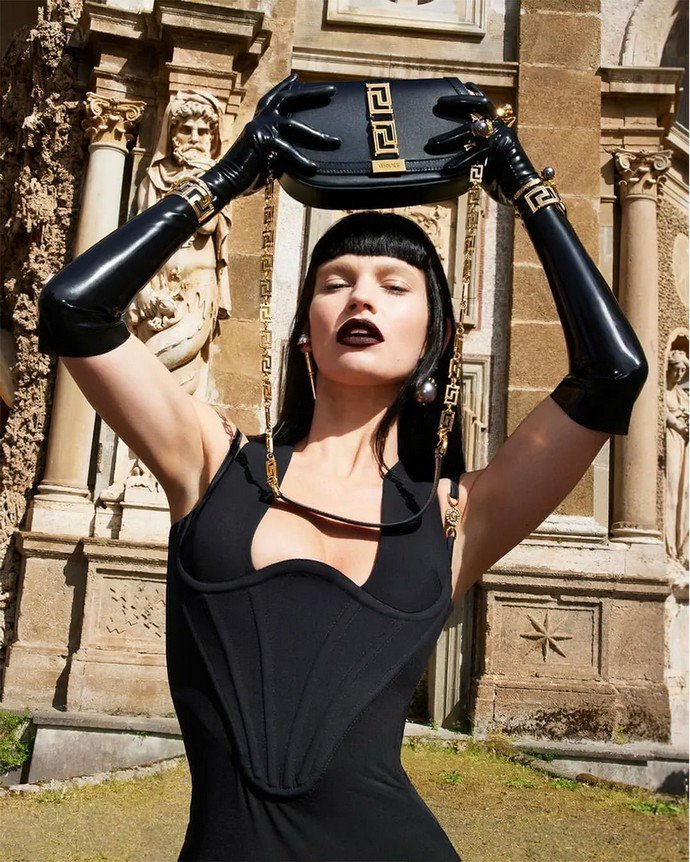 Милая «Золушка» Лили Джеймс стала женщиной-вамп в платьях от Versace