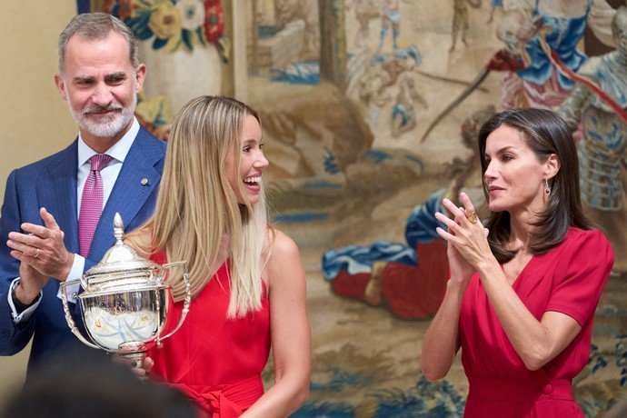 Испанская королева Летиция вернулась к своему старому образу «Lady in red» на церемонии Национальной спортивной премии