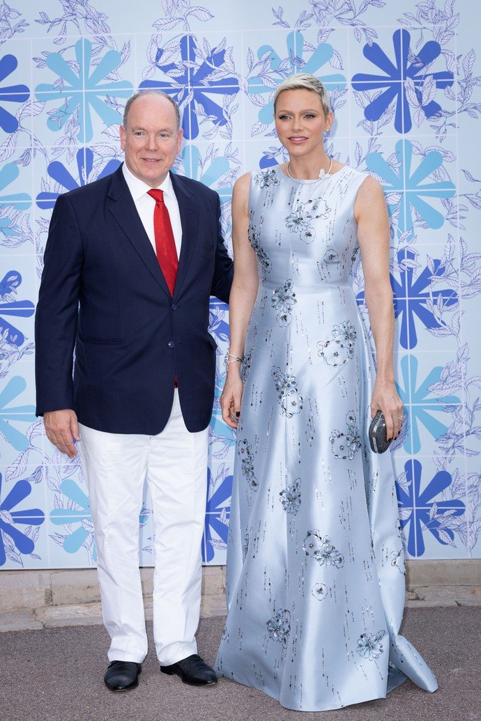 Княгиня Монако Шарлен появилась на гала-вечере Красного Креста в образе «снежной королевы»