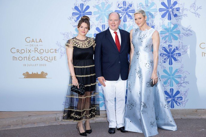 Княгиня Монако Шарлен появилась на гала-вечере Красного Креста в образе «снежной королевы»