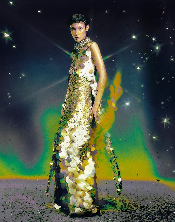 Потрясающая Белла Хадид примерила футуристические образы для журнала Vogue