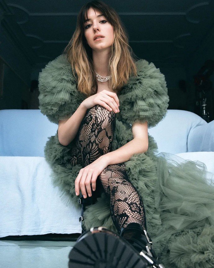 Дейзи Эдгар-Джонс меняла платья от модных брендов как перчатки, позируя для журнала Marie Claire