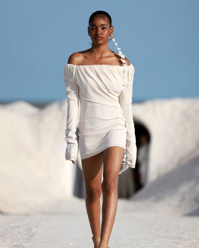 Белое на белом: Французский бренд Jacquemus представил ТОП-10 монохромных образов