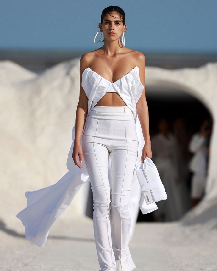 Белое на белом: Французский бренд Jacquemus представил ТОП-10 монохромных образов
