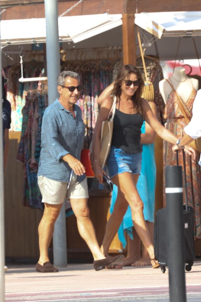 Николя Саркази и его жена Карла наслаждаются своим отпуском