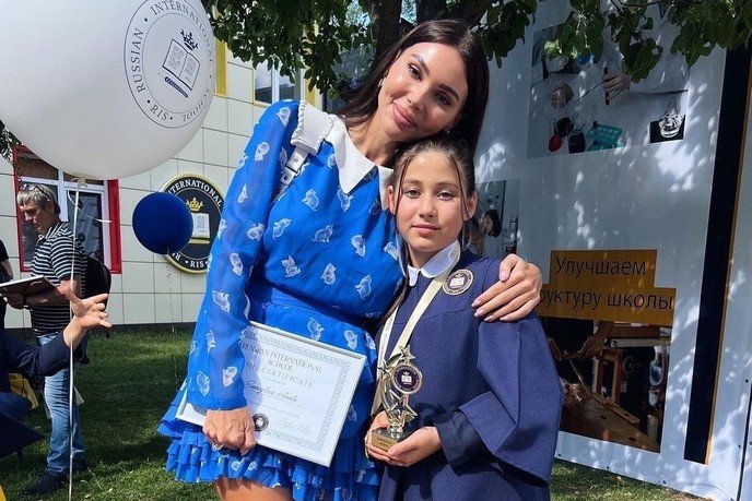 Оксана Самойлова и её 11-летняя дочь в одинаковых коктейльных платьях устроили фотосессию