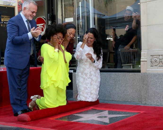 Дженифер Льюис была ярче звезды на церемонии вручения своей награды на Аллее Славы в Голливуде