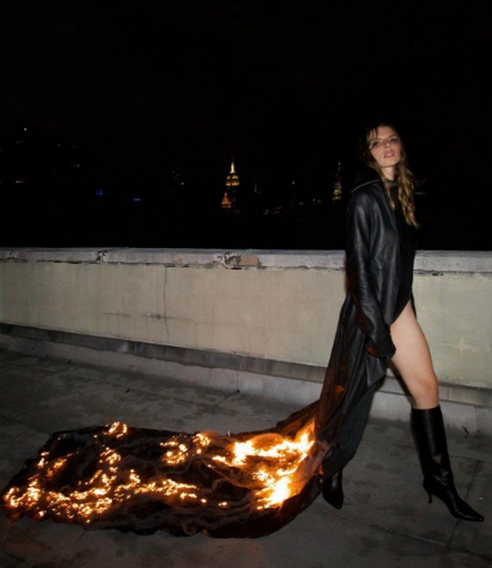 Джулия Фокс в горящем плаще позировала на крыше Нью-Йорка