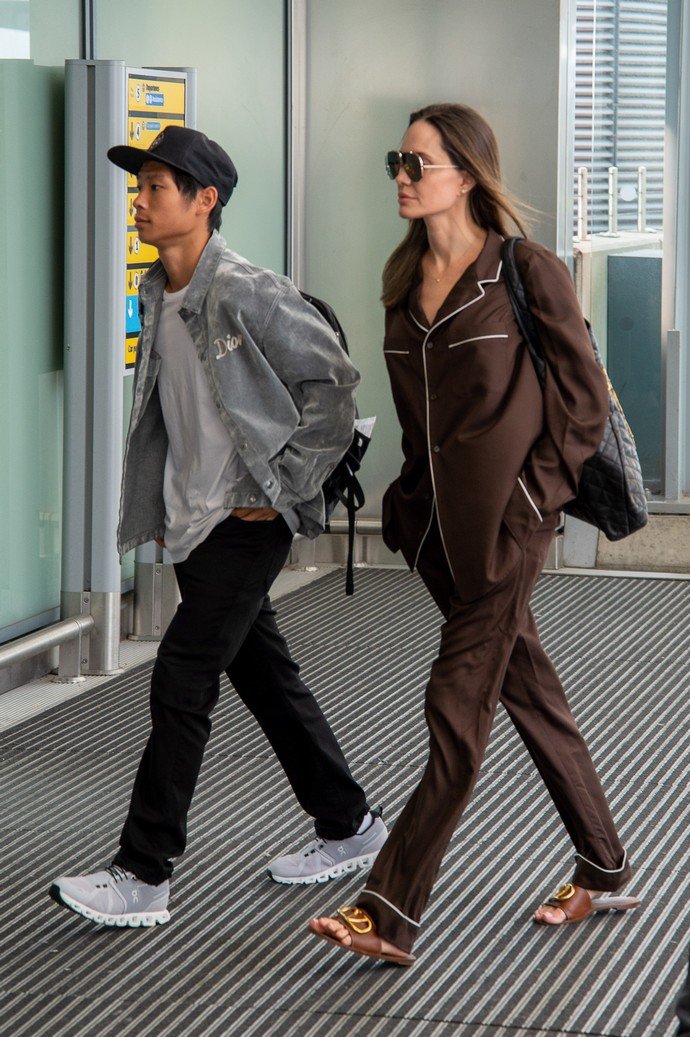 Анджелина Джоли так торопилась домой, что прибежала в аэропорт в пижаме и шлепанцах