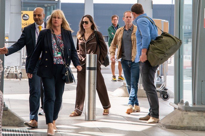 Анджелина Джоли так торопилась домой, что прибежала в аэропорт в пижаме и шлепанцах