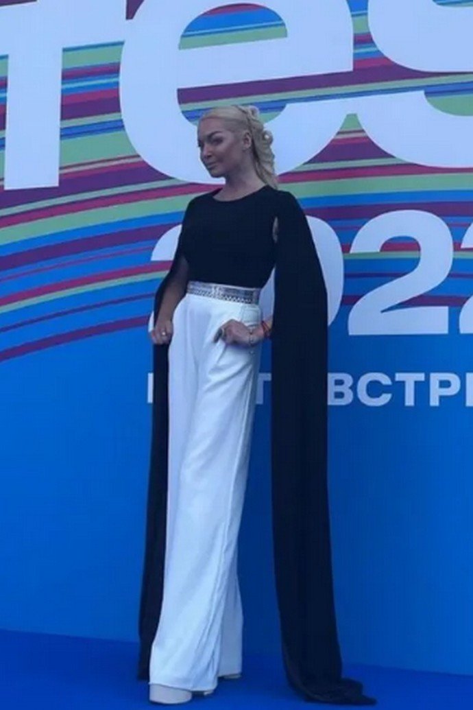 Ивлеева, Волочкова, Милявская и Бузова удивляли зрителей на фестивале "VK Fest 2022"