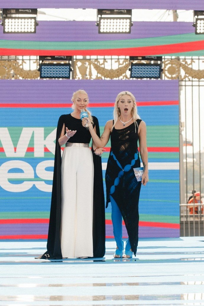 Ивлеева, Волочкова, Милявская и Бузова удивляли зрителей на фестивале "VK Fest 2022"