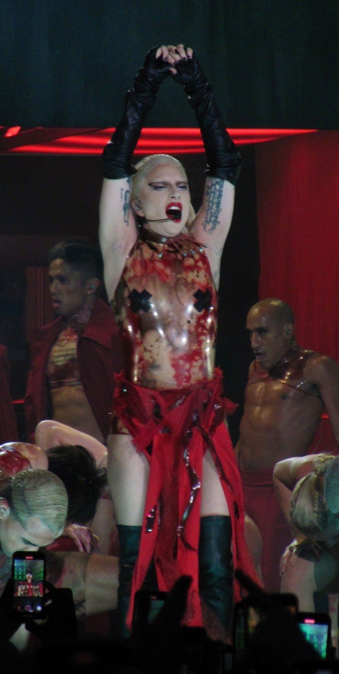 Леди Гага в экстремальных нарядах  собрала целый стадион на своём концерте в Лондоне