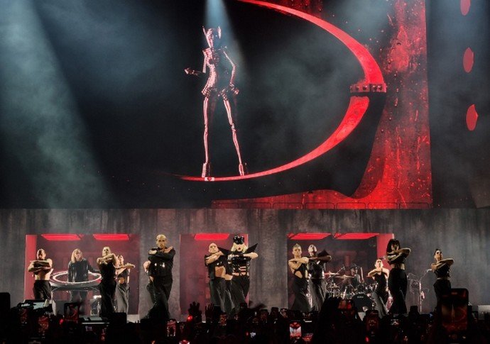 Леди Гага в экстремальных нарядах  собрала целый стадион на своём концерте в Лондоне