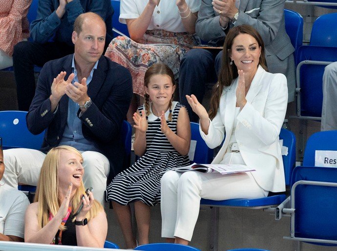 Первый выход в свет: принцесса Шарлотта вместе со своими родителями герцогом и герцогиней Кембриджскими посетила Игры Содружества