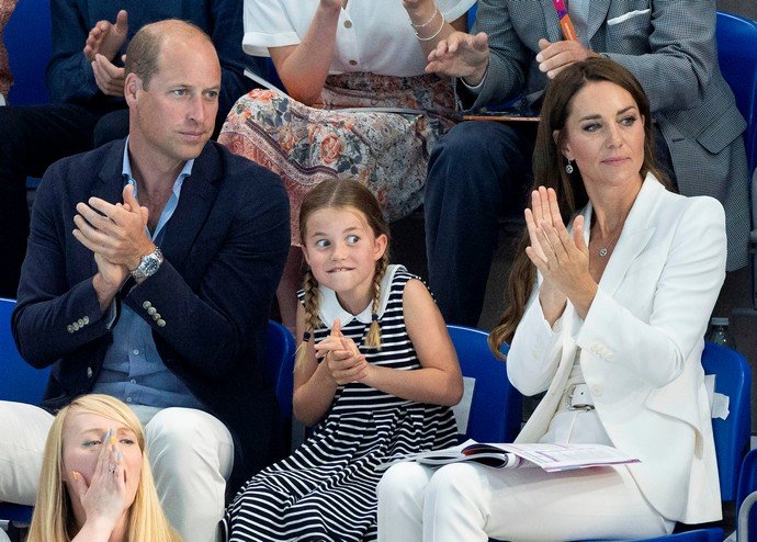 Первый выход в свет: принцесса Шарлотта вместе со своими родителями герцогом и герцогиней Кембриджскими посетила Игры Содружества