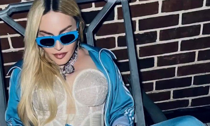 Гениальная фотосессия или полная бессмыслица: Мадонна продолжает отжигать 
