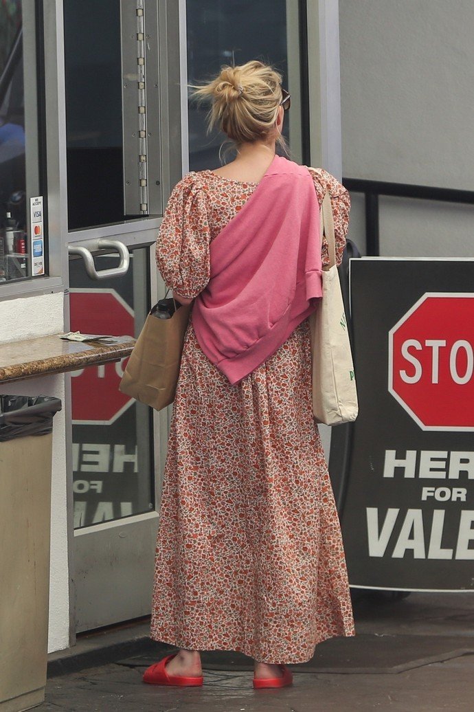 Племянница Джулии Робертс Эмма Робертс в нелепом платье устроила поход по магазинам Лос-Анджелеса