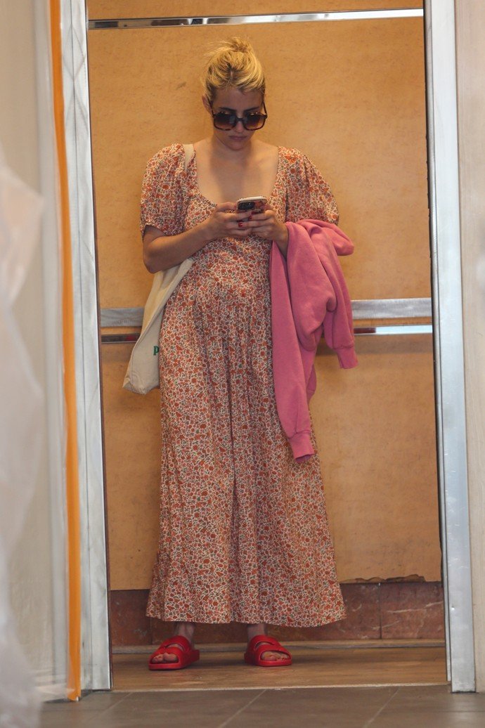 Племянница Джулии Робертс Эмма Робертс в нелепом платье устроила поход по магазинам Лос-Анджелеса
