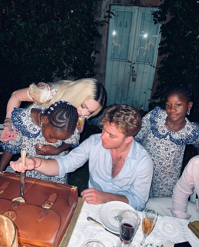 «От одного Льва к другому»: Мадонна отправилась на Сицилию, чтобы отпраздновать день рождения в семейном кругу