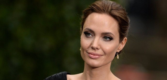 Нестареющая Анджелина Джоли прогулялась по магазинам со своим сыном