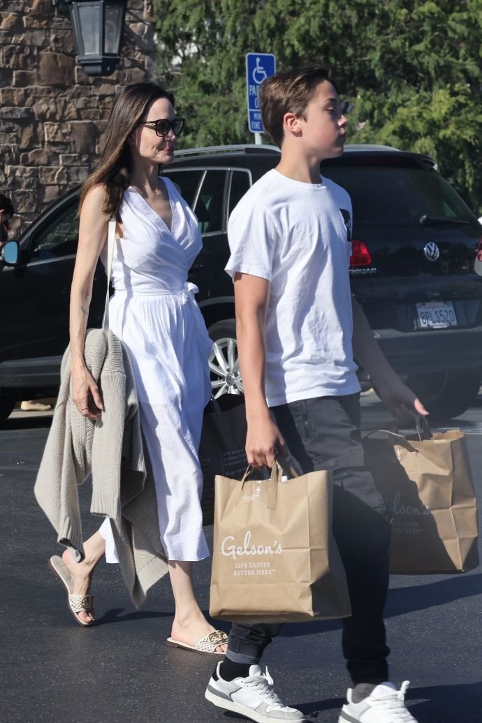Нестареющая Анджелина Джоли прогулялась по магазинам со своим сыном